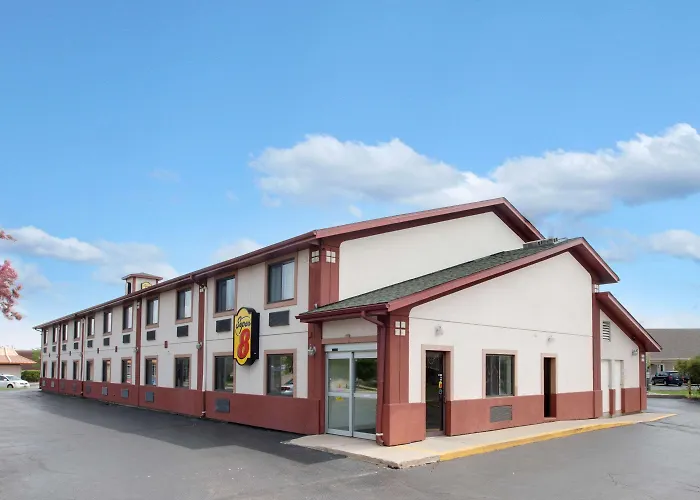 Super 8 By Wyndham Crystal Lake