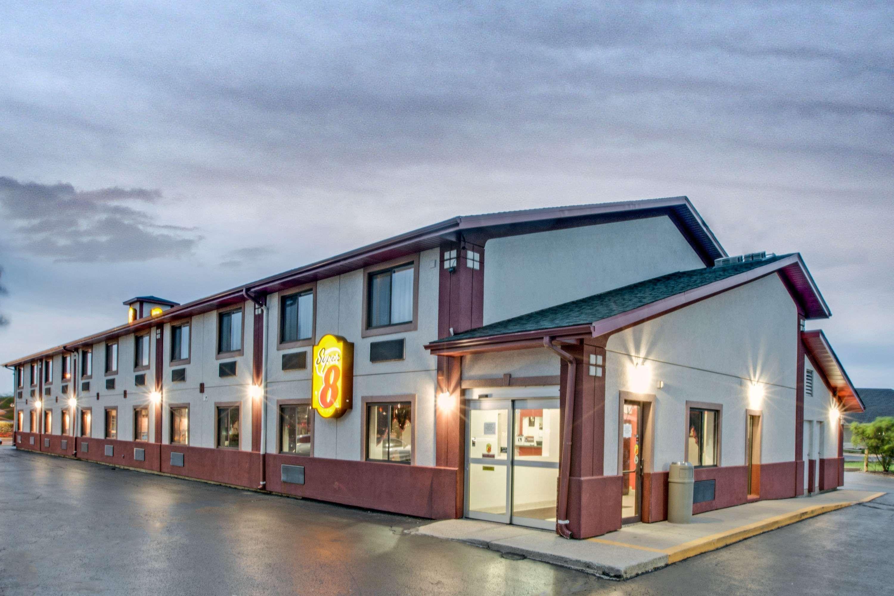 Super 8 By Wyndham Crystal Lake