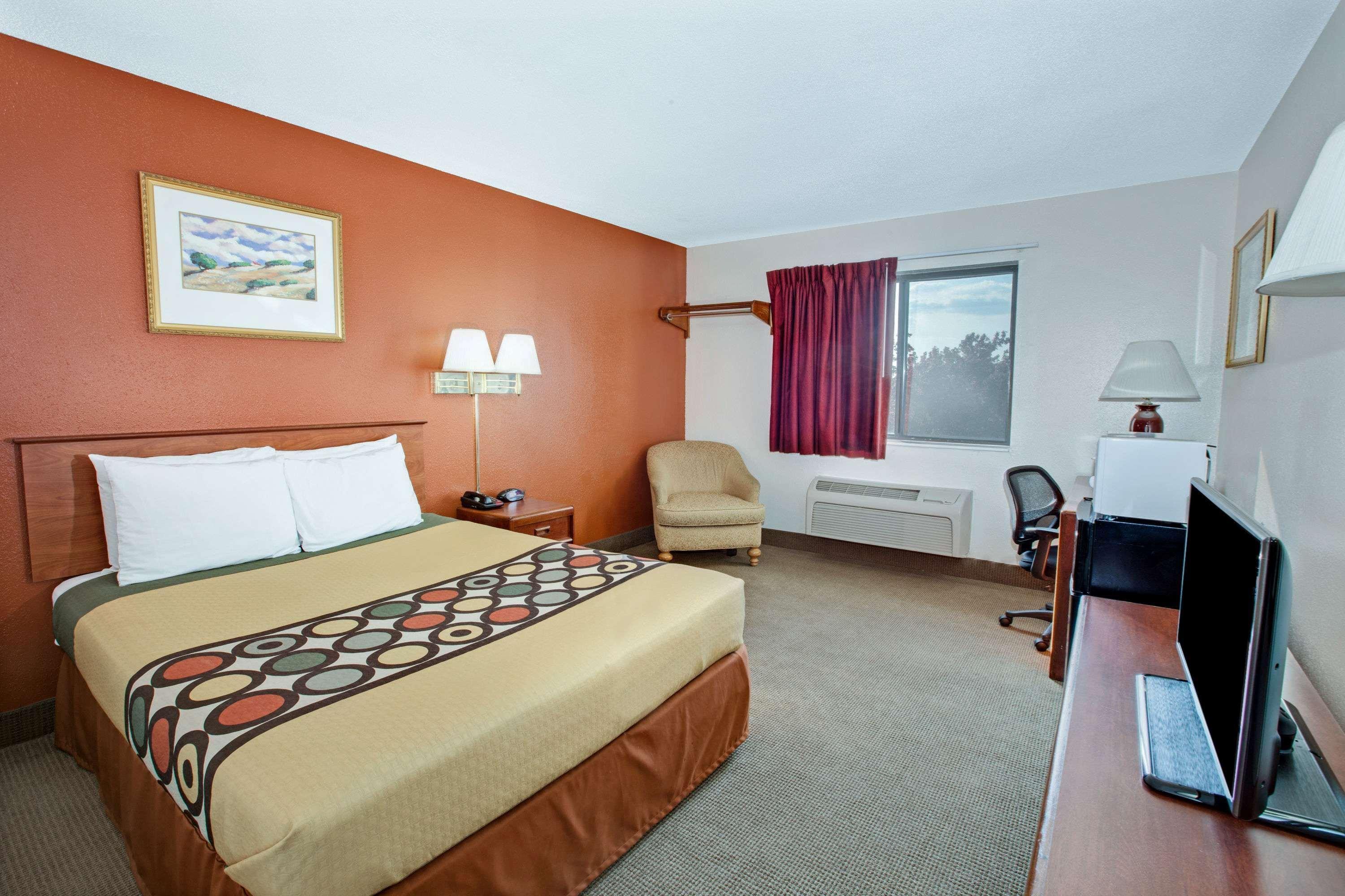 Super 8 By Wyndham Hotel Crystal Lake
